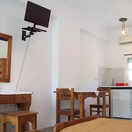 Leonidas Studios Apartment